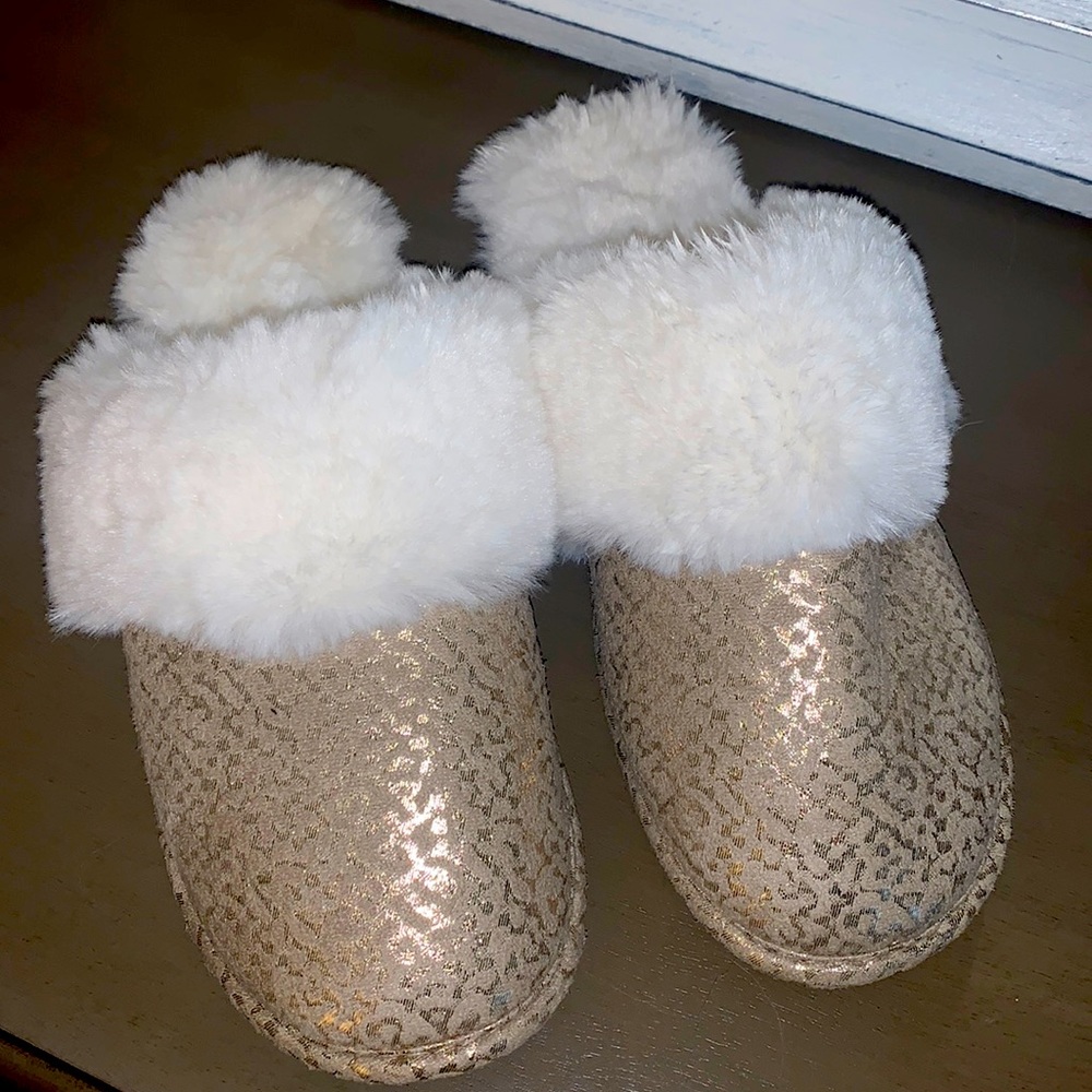 Gold and white slippers. Size 9/10. Never worn. Very comfy!